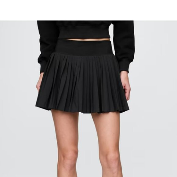 GapFit Pleated Exercise Skort - Picture 2 of 5